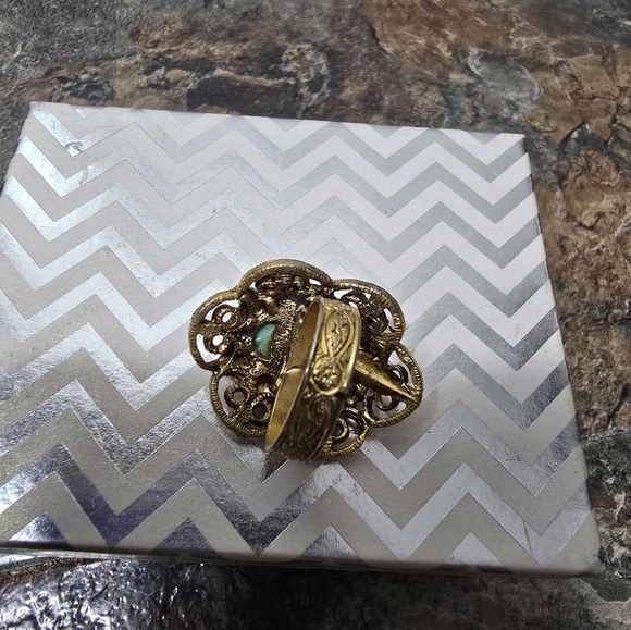 Gold tone adjustable ring with green stone - Picture 4 of 8